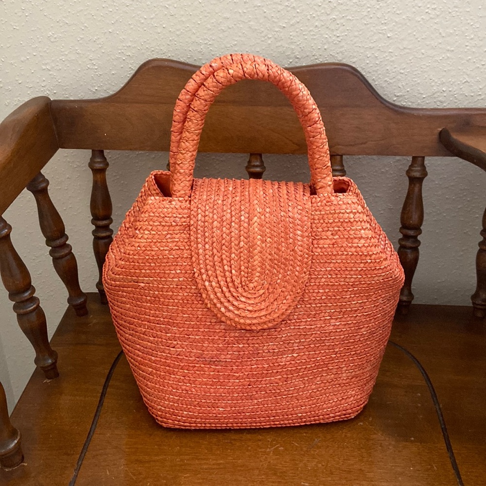 Adorable orange straw bag. Perfect for summer! Roomy inside with zipper pocket.